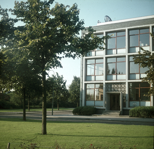 119383 Gezicht op het plantsoen tussen de spoorlijn en de Nijenoord, met rechts het kantoorgebouw van de Industriebond ...